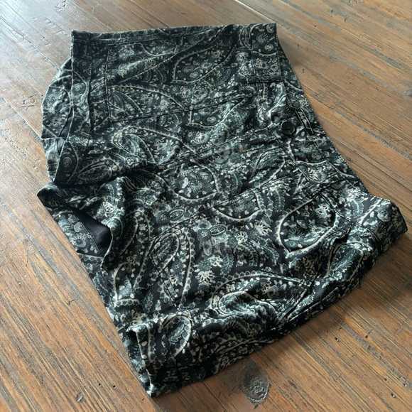 Lucky Brand size 4 black & gray paisley print shorts - Picture 3 of 15